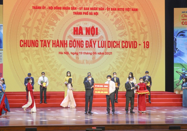 HDBank trao 20 tỷ đồng hỗ trợ Hà Nội phòng chống COVID-19 - Ảnh 1.