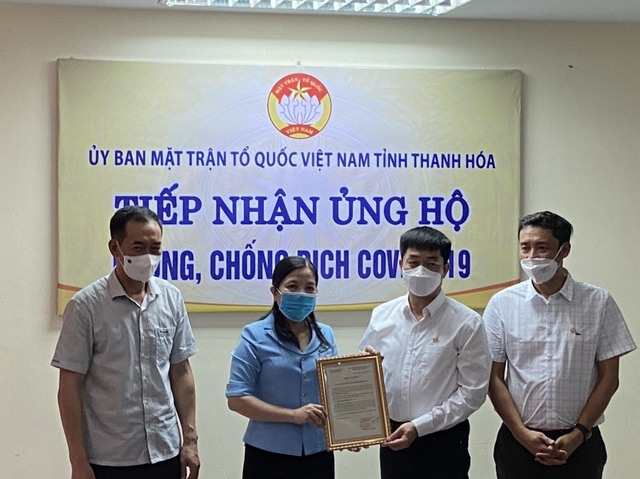 Bà Phạm Thị Thanh Thủy, Chủ tịch Ủy ban MTTQ tỉnh Thanh Hóa trao Thư cảm ơn Sun Group