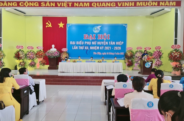 Bà Trần Thu Hồng - Chủ tịch Hội LHPN tỉnh Kiên Giang phát biểu chỉ đạo tại Đại hội đại biểu Hội LHPN huyện Tân Hiệp lần thứ XII.