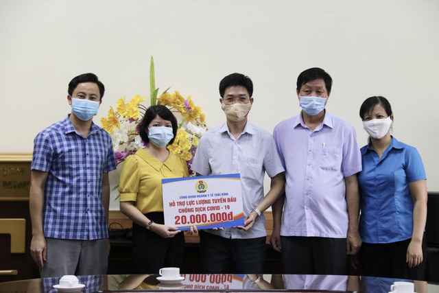 Thái Bình: Công đoàn ngành Y tế Thái Bình hỗ trợ gần 200 triệu cho các đơn vị tuyến đầu chống dịch - Ảnh 2.