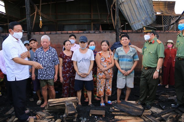 Giám đốc Công an tỉnh An Giang hỗ trợ các gia đình bị hỏa hoạn - Ảnh 2.