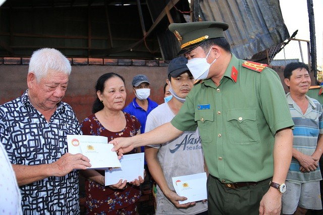 Giám đốc Công an tỉnh An Giang hỗ trợ các gia đình bị hỏa hoạn - Ảnh 3.