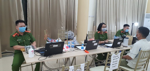 Công an quận Thanh Xuân (Hà Nội): Đẩy nhanh tiến độ cấp thẻ CCCD cho người dân  - Ảnh 1.