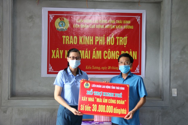 Thái Bình: Liên đoàn Lao động huyện Kiến Xương trao 60 triệu đồng hỗ trợ đoàn viên xây nhà - Ảnh 1.