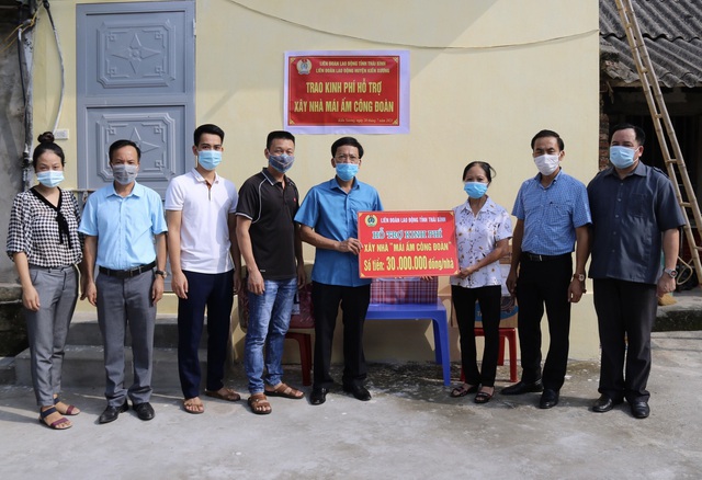 Thái Bình: Liên đoàn Lao động huyện Kiến Xương trao 60 triệu đồng hỗ trợ đoàn viên xây nhà - Ảnh 2.