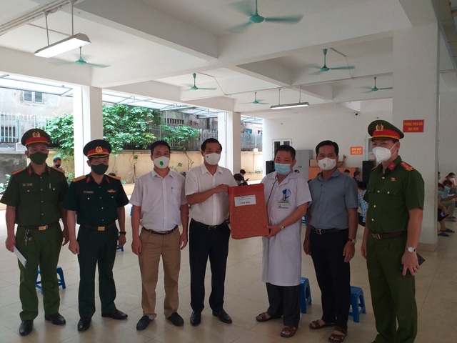 Hoàn Kiếm - Hà Nội: Lên kế hoạch tổ chức tiêm chủng vaccine COVID-19 và tăng cường kiểm soát phòng, chống dịch bệnh trên địa bàn quận  - Ảnh 1.