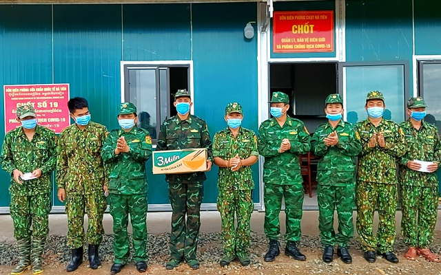 Kiên Giang: Chỉ huy trưởng BĐBP tỉnh thăm, tặng quà cán bộ, chiến sĩ tuyến biên giới Hà Tiên - Giang Thành - Ảnh 2.