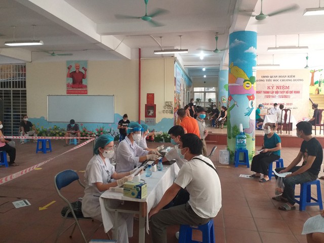 Hoàn Kiếm - Hà Nội: Lên kế hoạch tổ chức tiêm chủng vaccine COVID-19 và tăng cường kiểm soát phòng, chống dịch bệnh trên địa bàn quận  - Ảnh 4.