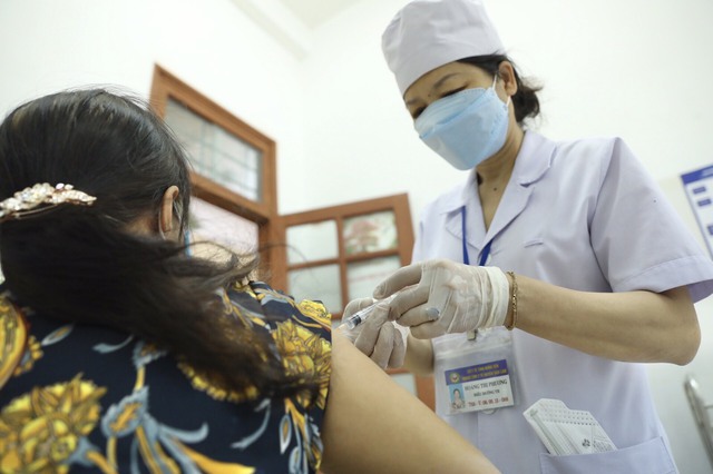Gần 3,85 triệu liều vắc xin COVID-19 đã tiêm ở Việt Nam - Ảnh 2.