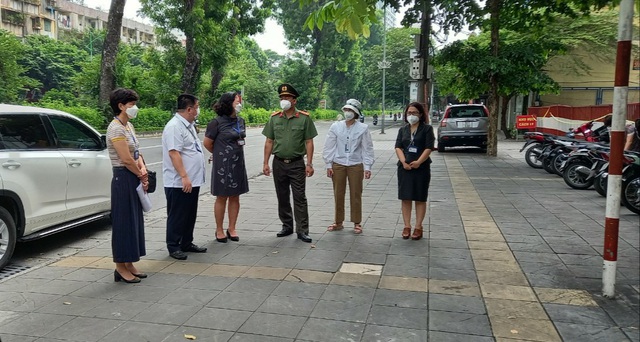 Phường Cát Linh (Đống Đa, Hà Nội): Lập chốt Kiểm soát người dân ra đường không có lý do - Ảnh 1.