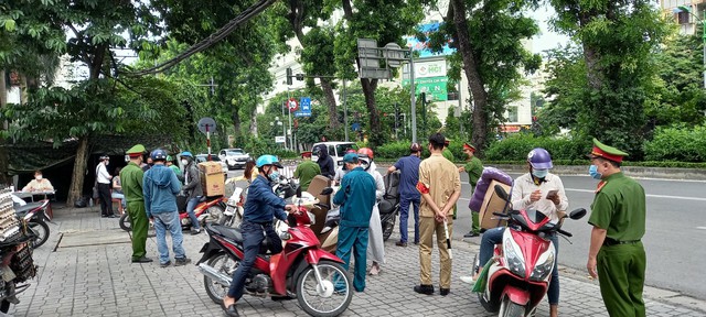 Phường Cát Linh (Đống Đa, Hà Nội): Lập chốt Kiểm soát người dân ra đường không có lý do - Ảnh 3.