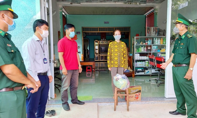 Kiên Giang: Bộ đội Biên phòng Kiên Giang tặng 200 phần quà cho hộ nghèo - Ảnh 1.