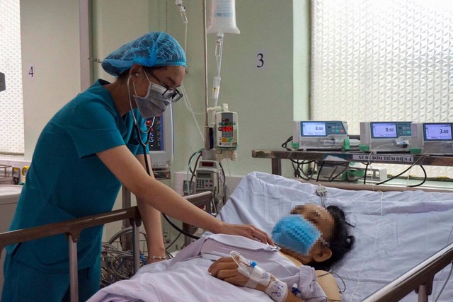 Bác sĩ đang thăm khám cho bệnh nhân đang điều trị tại Bệnh viện Đa khoa Trung ương Cần Thơ.