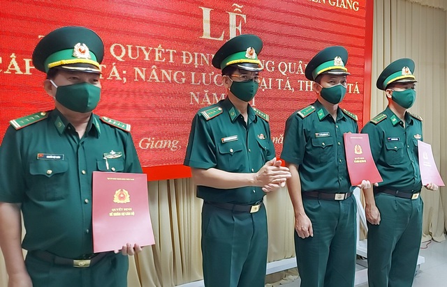 Bộ đội Biên phòng tỉnh Kiên Giang tổ chức lễ thăng quân hàm, nâng lương năm 2021 - Ảnh 1.
