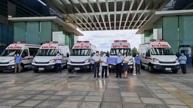 Bình Dương tiếp nhận 5 xe cứu thương do Công ty CP Thương mại Sản xuất Xây dựng Hưng Thịnh trao tặng. - Ảnh 1.