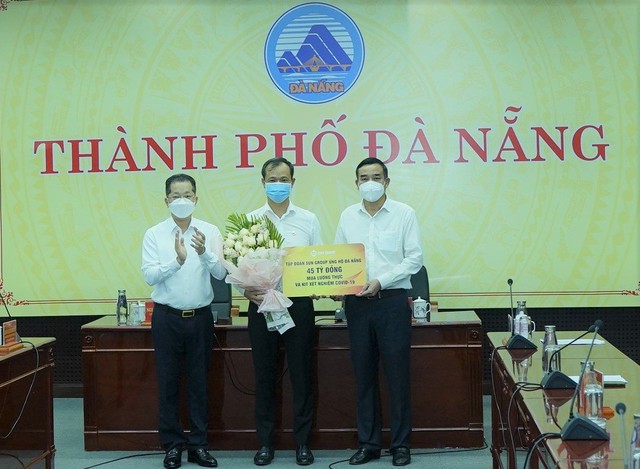 Đại diện lãnh đạo Tập đoàn Sun Group trao gói hỗ trợ 45 tỉ đồng lương thực, kít xét nghiệm cho lãnh đạo TP Đà Nẵng