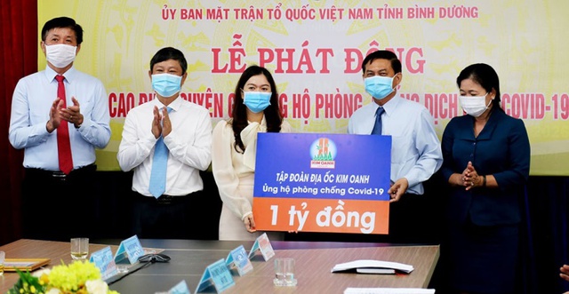 Kim Oanh Group tặng thiết bị bảo hộ cho phóng viên tác nghiệp và ủng hộ Quỹ vắc xin phòng, chống Covid-19 - Ảnh 1.