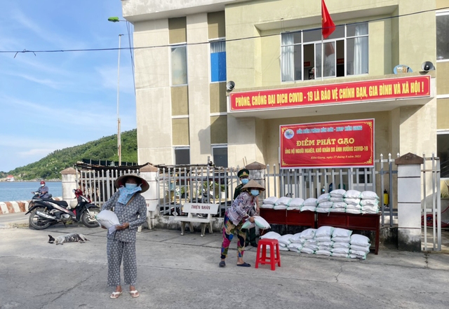 Người dân xã đảo đến điểm phát gạo của Đồn Biên phòng Hòn Sơn nhận gạo và tiền mặt. Ảnh: Tiến Vinh