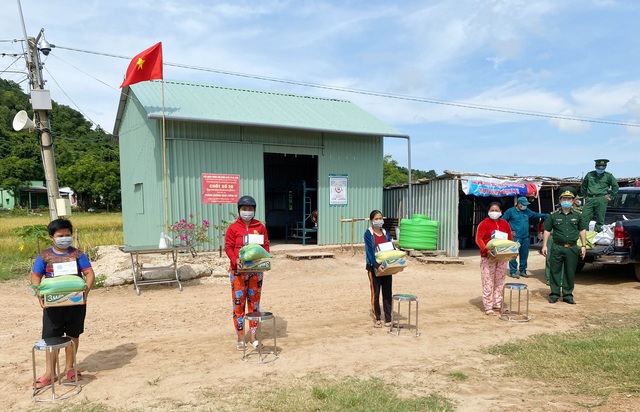 Đồn Biên phòng Cửa khẩu Quốc tế Hà Tiên trao các suất quà cho các hộ dân sống dọc theo đường tuần tra biên giới, mỗi phần gồm 10kg gạo, 01 thùng mì gói và khẩu trang phòng, chống dịch.