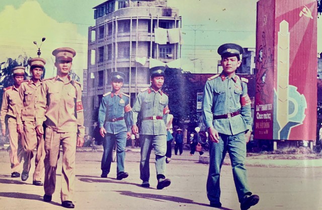 Lực lượng Công an - Quân đội phối hợp tuần tra trên đường phố Long Xuyên những ngày đầu mới giải phóng. Ảnh: Tư liệu