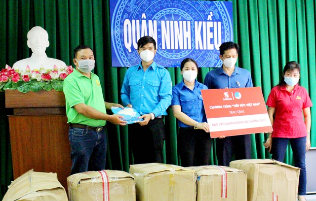 Ủy ban Hội LHTN thành phố cùng Công ty SABECO Cần Thơ trao vật dụng y tế tại quận Ninh Kiều.