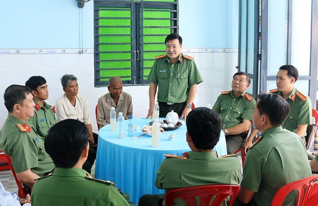 Đại tá Lâm Thành Sol, Phó Giám đốc Công an tỉnh trao tại lễ trao tặng nhà &quot;Nghĩa tình đồng đội&quot; cho cán bộ Công an huyện Tịnh Biên.