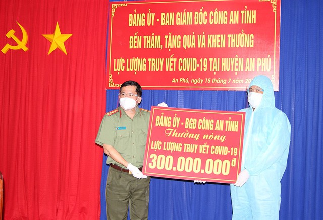 Đại tá Đinh Văn Nơi - Giám đốc Công an tỉnh đến thăm hỏi thưởng nóng cho lực lượng truy vết COVID-19.