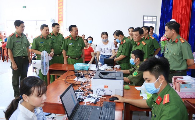 Đại tá Bùi Bé Năm, Phó Giám đốc Công an tỉnh cùng các thành viên trong đoàn công tác của Công an tỉnh đến kiểm tra, đôn đốc và tặng quà điểm cấp CCCD tại huyện Thoại Sơn.