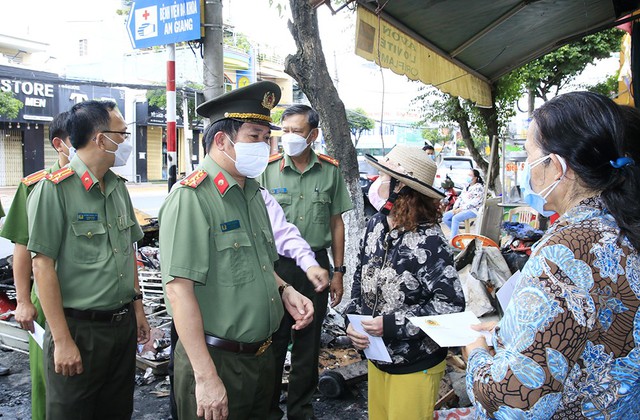 Đại tá Đinh Văn Nơi, Giám đốc công an tỉnh thăm, hỗ trợ nhà bị cháy trên địa bàn TP Long Xuyên.