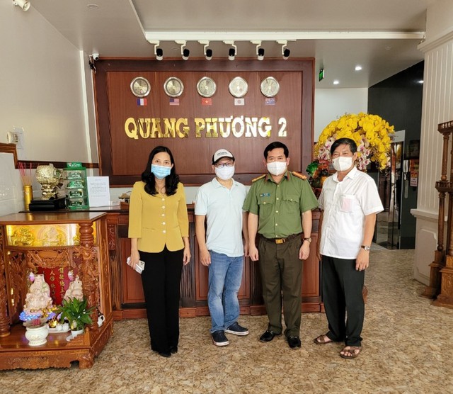 Đại tá Đinh Văn Nơi, Giám đốc Công an tỉnh cùng các đồng chí lãnh đạo khảo sát thực địa khách sạn Quang Phương 2 làm địa điểm cách ly.