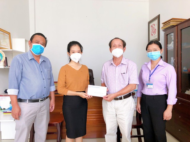 Ban lãnh đạo Bệnh viện gởi những lời tốt đẹp đến Bác sĩ Khánh An, trước ngày sang Hàn Quốc.