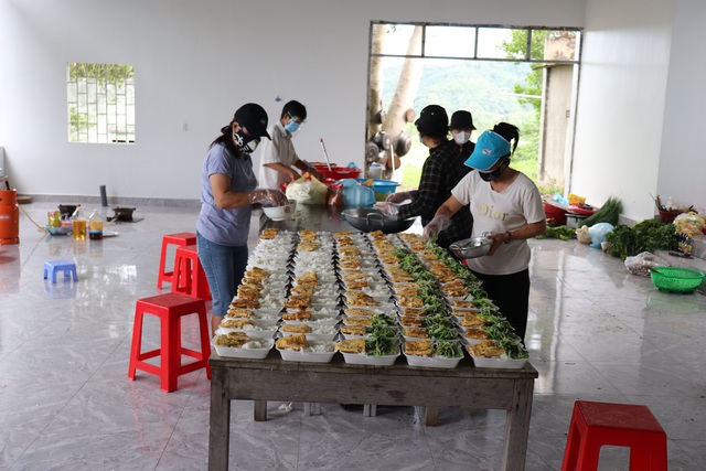 100 suất cơm bếp ăn Mầu Nhiện xã Trúc Sơn đang đóng gói.