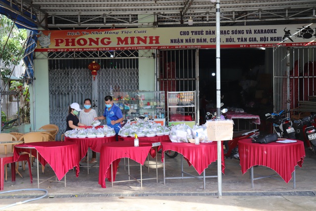 118  suất cơm tại bết ăn 387 Trần Hưng Đạo, thị trấn Ea T'ling được đóng gói.