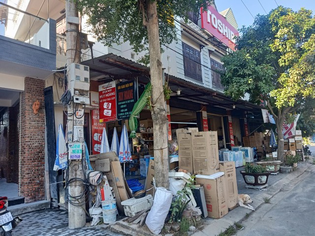 Quế Sơn - Quảng Nam: Cần quyết liệt xử lý vi phạm lấn chiếm lòng lề đường tại Khu phố chợ Hương An - Ảnh 1.