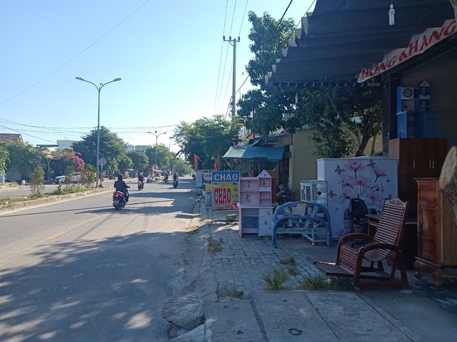 Quế Sơn - Quảng Nam: Cần quyết liệt xử lý vi phạm lấn chiếm lòng lề đường tại Khu phố chợ Hương An - Ảnh 2.