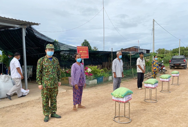 Kiên Giang: Bộ đội Biên phòng tuyến biên giới Hà Tiên, Phú Quốc tặng quà cho người dân - Ảnh 1.