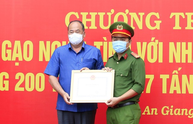 Đồng chí Nguyễn Thanh Bình, Chủ tịch UBND tỉnh An Giang trao Bằng khen của UBND tỉnh cho Thượng úy Lê Minh Soàn.