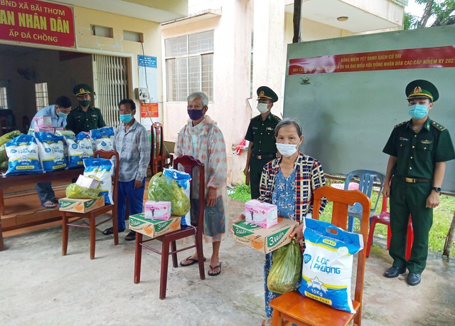 Đồn Biên phòng Xà Lực, TP Phú Quốc trao tặng các phần quà cho người dân khó khăn trên địa bàn ấp Bãi Chồng, xã Bãi Thơm.