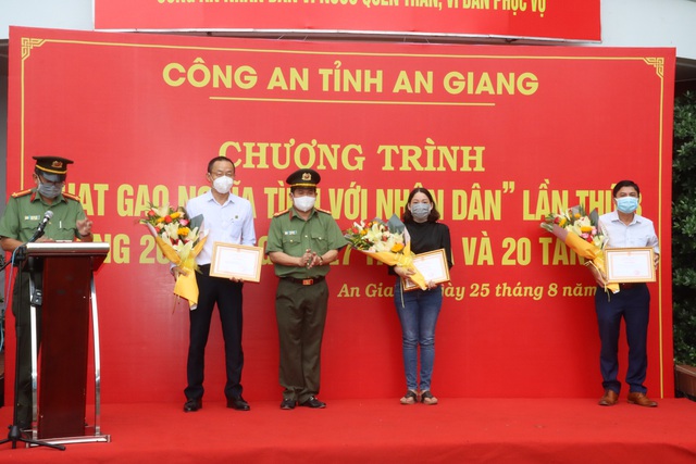 Đại tá Đinh Văn Nơi, Giám đốc Công an tinh tặng Giấy khen cho các nhà tài trợ cho &quot;Chương trình hạt gạo nghĩa tình với nhân dân&quot; lần thức 3.
