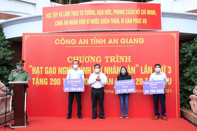 Đồng chí Nguyễn Tiếc Hùng, Chủ tịch Ủy ban MTTQVN tỉnh An Giang đón nhận bảng tượng trưng tài trợ cho chương trình của các công ty, doanh nghiệp.