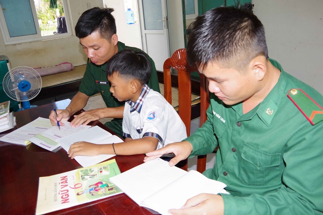 Cán bộ đồn Biên phòng Phú Mỹ dạy học cho Phạm Quốc Sỹ.
