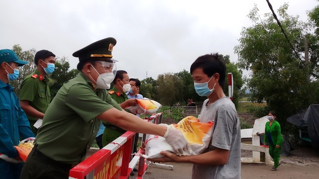 Đại tá Lâm Thành Sol, Phó giám đốc Công an tỉnh tặng quà ở xã Tà Đảnh (huyện Tri Tôn), xã Tân Lập (huyện Tịnh Biên).