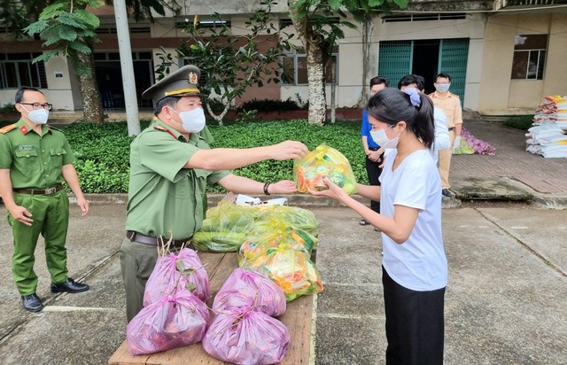 Đại tá Đinh Văn Nơi, Giám đốc Công an tỉnh trực tiếp trao quà cho người dân và những sinh viên gặp khó khăn trên địa bàn TP Long Xuyên sau lễ ra quân.