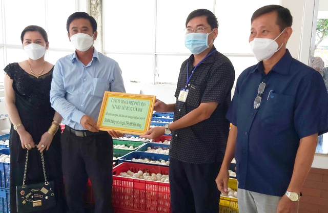 Ông Phạm Quốc Văn trao biểu trưng 50.000 quả trứng vịt cho đại diện lãnh đạo Ủy ban MTTQ quận Cái Răng.