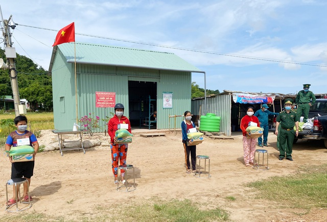 Bộ đội Biên phòng tỉnh trao quà cho người dân trên tuyến biên giới Giang Thành.