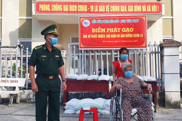 Nhằm chung tay chia sẽ người dân bị ảnh hưởng của dịch COVID-19, Đồn Biên phòng Hòn Sơn, xã Lại Sơn, huyện Kiên Hải tổ chức điểm phát gạo cho người dân gặp khó khăn trên xã đảo.