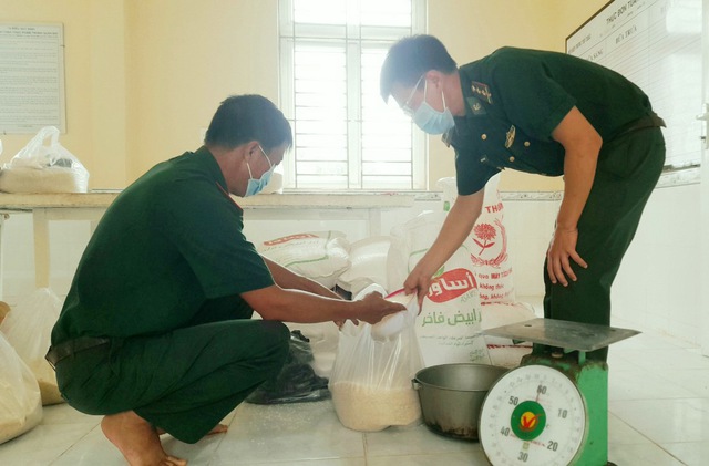 Kiên Giang: Đồn Biên phòng Thổ Châu hỗ trợ 37 suất quà cho người dân khó khăn trên địa bàn xã đảo - Ảnh 3.