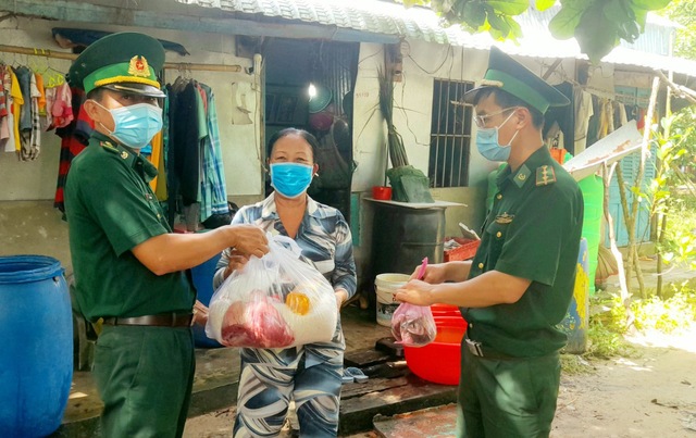 Kiên Giang: Đồn Biên phòng Thổ Châu hỗ trợ 37 suất quà cho người dân khó khăn trên địa bàn xã đảo - Ảnh 4.