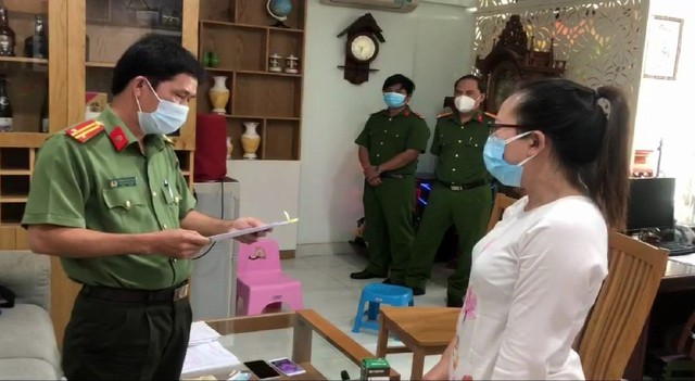 Cơ quan CSĐT đọc Quyết định khởi tố bị can và lệnh bắt tạm giam đối với Trần Thị Thảo Trang.