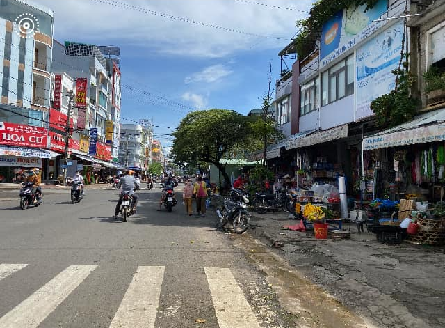 Đường phố thành phố Kon Tum vẫn nhộn nhịp vì không có dịch COVID-19 trong cộng đồng.